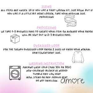 Puede incluir: Imagen con texto que proporciona informaci&oacute;n sobre tallas, procesamiento e instrucciones de lavado para prendas de vestir. El texto incluye detalles sobre tallas unisex, tiempos de procesamiento e instrucciones de cuidado, como lavar a m&aacute;quina con agua fr&iacute;a.