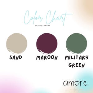 K&ouml;nnte beinhalten: Eine Farbkarte mit drei kreisf&ouml;rmigen Farbfeldern: Sand, Bordeauxrot und Milit&auml;rgr&uuml;n. Der Text "Color Chart" ist in Schreibschrift geschrieben, darunter die Marke "GILDAN - 18000". Das Wort "amore vibes" ist in Schreibschrift geschrieben.