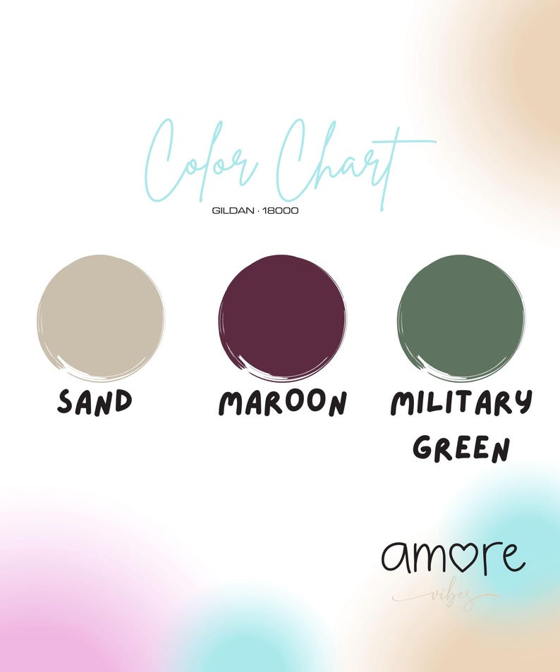 K&ouml;nnte beinhalten: Eine Farbkarte mit drei kreisf&ouml;rmigen Farbfeldern: Sand, Bordeauxrot und Milit&auml;rgr&uuml;n. Der Text "Color Chart" ist in Schreibschrift geschrieben, darunter die Marke "GILDAN - 18000". Das Wort "amore vibes" ist in Schreibschrift geschrieben.