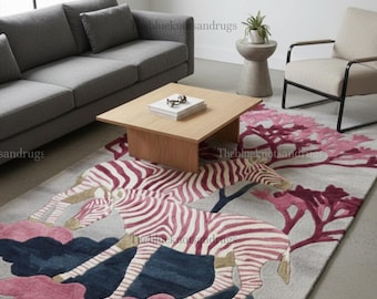 Può includere: Un tappeto rettangolare con un motivo zebrato. Il tappeto presenta zebre con strisce rosse e bianche, su uno sfondo grigio con accenti rosa e blu navy. Il tappeto è in un soggiorno.