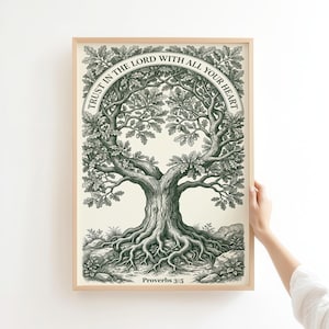 Peut inclure: Une impression d'art murale encadrée présentant une illustration détaillée à l'encre vert foncé d'un chêne aux racines apparentes. Le texte "TRUST IN THE LORD WITH ALL YOUR HEART" est arqué au-dessus de la canopée et "Proverbs 3:5" est inscrit en bas.