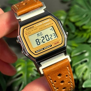 Casio A158WEA-9JH guldfärgad digitalklocka med pilotarmband i läder i vintagestil