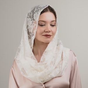 White Lace Chapel Veil – Catholic Mantilla Veil for Mass, Church or Prayer – Soft Veil with Pouch, Elegant Head Covering for Christian Women