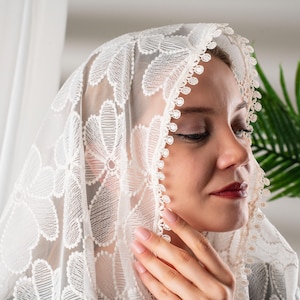 Soft Lace Chapel Veil – Tulle Trimmed Catholic Head Covering for Prayer & Mass – Elegant Embroidered Mantilla for Church