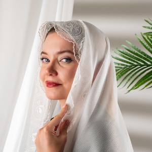 Kirchen-Spitzenschleier mit Tüllbesatz - Weiche weiße Kapellen-Mantilla - Katholische Messkopfbedeckung für Gebet und religiöse Zwecke