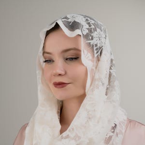 White Lace Chapel Veil – Catholic Mantilla Veil for Mass, Church or Prayer – Soft Veil with Pouch, Elegant Head Covering for Christian Women
