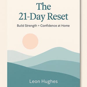 Op de afbeelding: Boekomslag met de titel "The 21-Day Reset" in turquoise letters. Daaronder de ondertitel "Build Strength + Confidence at Home". De omslag toont een landschapsillustratie met een perzikkleurige zon en turquoise heuvels. De naam van de auteur, Leon Hughes, staat onderaan.
