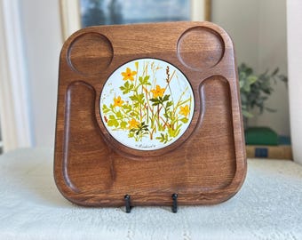 Goodwood Holz Snacktablett mit Blumenfliese • Mid Century Holz TV Abendessen Tablett • Retro geteilte Servierplatte • Picknick oder TV Tablett Platte
