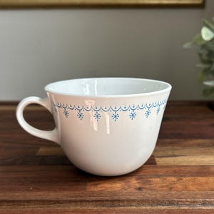 Zestaw 4 filiżanek do kawy Corelle Livingware Snowflake Blue – wyprodukowano w USA, lata 70.