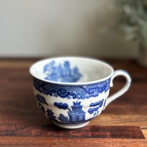 Occupied Japan Blue Willow Tea Cup – Vintage 1940s Fine Porcelain China, Blue and White Pattern, Collectible Willow Ware