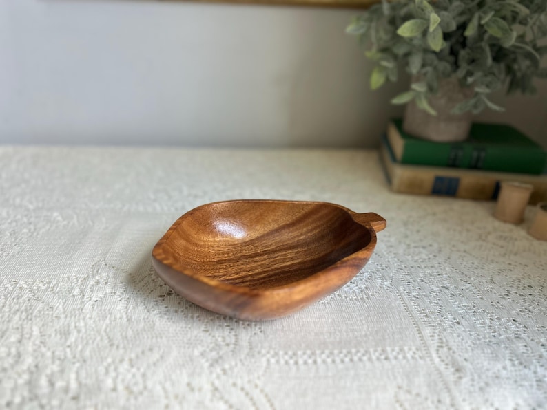 Vintage Monkey Pod Holzblattschale - handgeschnitzte philippinische Nuss oder Salatschüssel Bild 1