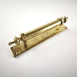 Vintage-Türgriff aus massivem Messing | Antiker Türgriff aus Messing | Klassische Türbeschläge | Rustikaler Eingangstürgriff | Architektonisches Fundstück