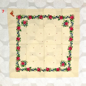 Op de afbeelding: Een set van drie keramische mokken met een gespikkelde, matte afwerking. De mokken zijn in cr&egrave;me, lichtgrijs en donkergrijs. Elke mok heeft een eenvoudig, minimalistisch ontwerp en een afgeronde handgreep.