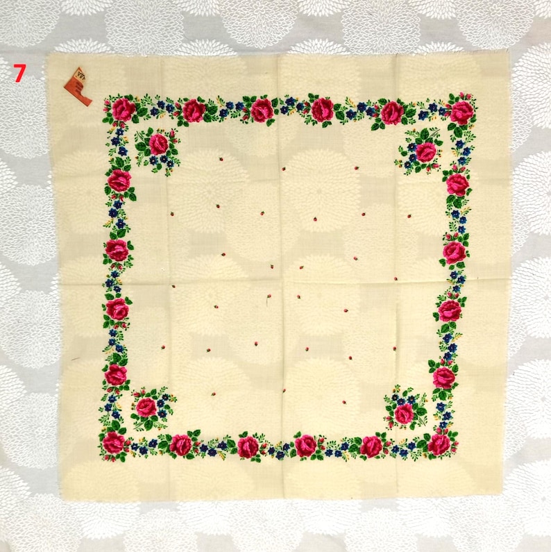 Op de afbeelding: Een set van drie keramische mokken met een gespikkelde, matte afwerking. De mokken zijn in cr&egrave;me, lichtgrijs en donkergrijs. Elke mok heeft een eenvoudig, minimalistisch ontwerp en een afgeronde handgreep.