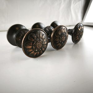 Set di 4 pomelli per porte vintage placcati in rame / Maniglie per porte in metallo con decorazioni floreali / Maniglie per mobili in stile antico / Ferramenta rustica per la casa