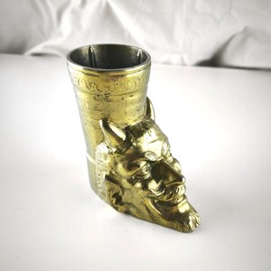 Taza de metal vintage con cabeza de diablo: decoración de fantasía gótica