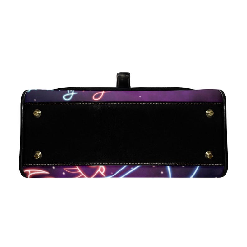 Peut inclure: Un sac &agrave; main noir avec un motif n&eacute;on violet et bleu. Le sac a une poign&eacute;e noire et des pieds dor&eacute;s. Le motif n&eacute;on pr&eacute;sente des lignes et des formes courbes sur un fond violet fonc&eacute;.