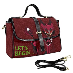 Könnte beinhalten: Burgunderfarbene Umhängetasche mit schwarzem Griff und Riemen. Die Tasche zeigt eine Cartoon-Charakter-Illustration und den Text "LET'S BEGIN...". Die Tasche hat ein Blumenmuster und goldfarbene Hardware.