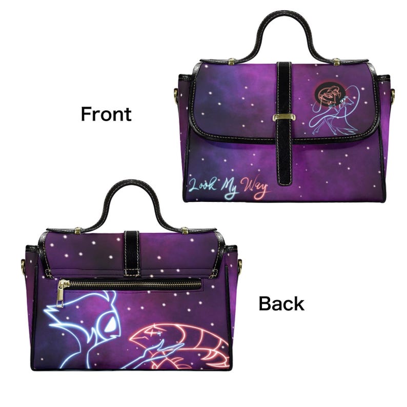 Peut inclure: Sac &agrave; main violet avec un motif galactique et le texte "Look My Way". Le sac a une poign&eacute;e et une bandouli&egrave;re noires, avec une illustration de style n&eacute;on &agrave; l'avant et &agrave; l'arri&egrave;re. Fermeture zipp&eacute;e.