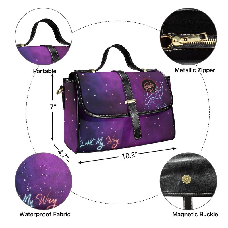 Peut inclure: Sacoche violette et noire avec un motif de ciel &eacute;toil&eacute;, fermeture &eacute;clair m&eacute;tallique et boucle magn&eacute;tique. Le sac mesure 26 cm de large, 18 cm de haut et 12 cm de profondeur. Le texte "Look My Way" est visible.