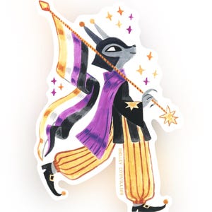Puede incluir: Una pegatina con una ilustración estilizada de una criatura sosteniendo una bandera con los colores no binarios y una varita con una estrella. La criatura lleva una túnica negra con una bufanda morada y pantalones a rayas amarillas y naranjas. Fondo blanco.