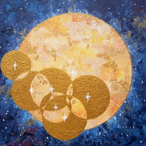 Può includere: Un dipinto acrilico materico su tela raffigurante una grande luna giallo pallido su un cielo notturno blu profondo e stellato. Sulla luna si sovrappongono diversi cerchi dorati metallizzati, ognuno accentuato da una piccola stella bianca a quattro punte.