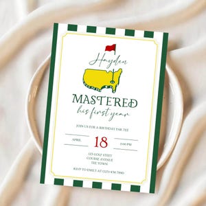 Könnte beinhalten: Eine weiße Einladungskarte mit grünem und goldenem Rand. Die Karte zeigt den Text "Hayden MASTERED his first year" mit einer gelben Golfplatz-Grafik und einer roten Flagge. Das Datum ist der 18. April um 14:00 Uhr.