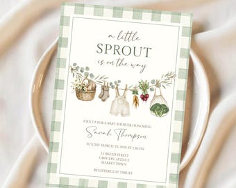 Op de afbeelding: Babyborrel uitnodiging met een groene ruitjesrand. De uitnodiging bevat de tekst "a little SPROUT is on the way" en illustraties van babykleding, groenten en een mand. De uitnodiging is voor Sarah Thompson.