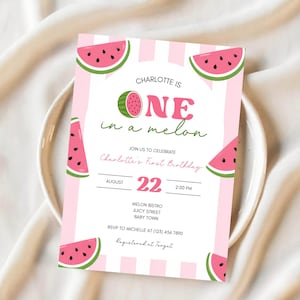 Puede incluir: Invitación a rayas rosas y blancas con ilustraciones de sandía. El texto dice "Charlotte is ONE in a melon" e incluye detalles para una fiesta de primer cumpleaños, como la fecha, la hora y el lugar.
