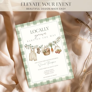 Op de afbeelding: Een rechthoekige uitnodigingskaart voor een babyshower met een lichtgroene gingham-rand. De tekst luidt LOCALLY grown BABY ON THE WAY, JOIN US FOR A BABY SHOWER HONORING Sarah Thompson, SUNDAY MARCH 29, 2026 AT 1:30 PM, 12 BREAD STREET, GROCERY AVENUE, MARKET TOWN, REGISTERED AT TARGET. Het bevat illustraties van een tuinbroekje, sokjes, een mand met bloemen, wortels en groenten die aan een lijn hangen.