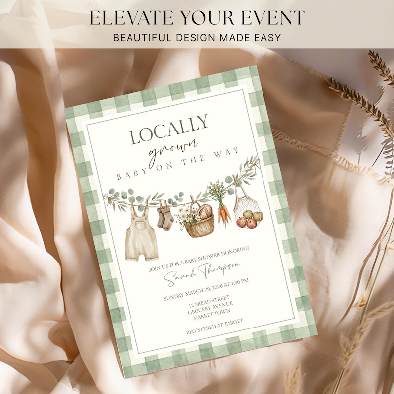 Op de afbeelding: Een rechthoekige uitnodigingskaart voor een babyshower met een lichtgroene gingham-rand. De tekst luidt LOCALLY grown BABY ON THE WAY, JOIN US FOR A BABY SHOWER HONORING Sarah Thompson, SUNDAY MARCH 29, 2026 AT 1:30 PM, 12 BREAD STREET, GROCERY AVENUE, MARKET TOWN, REGISTERED AT TARGET. Het bevat illustraties van een tuinbroekje, sokjes, een mand met bloemen, wortels en groenten die aan een lijn hangen.