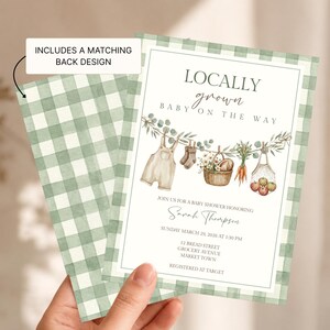 Op de afbeelding: Een uitnodigingskaart voor een babyshower met een groene ruitjesrand en aquarelillustraties van babykleding, een mand met producten en wortels aan een lijn. De tekst luidt LOCALLY grown BABY ON THE WAY, Sarah Thompson en evenementdetails.