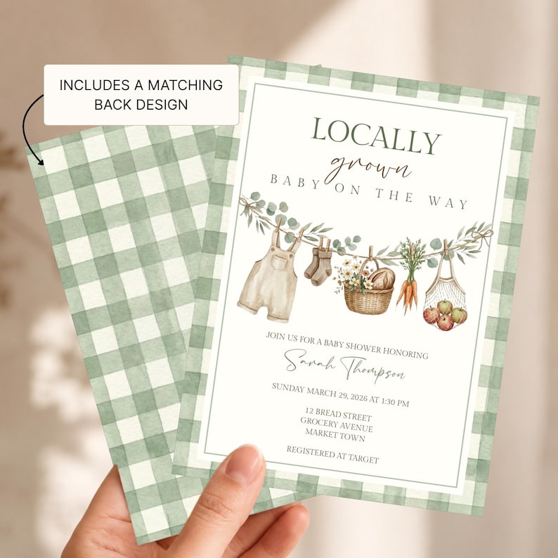 Op de afbeelding: Een uitnodigingskaart voor een babyshower met een groene ruitjesrand en aquarelillustraties van babykleding, een mand met producten en wortels aan een lijn. De tekst luidt LOCALLY grown BABY ON THE WAY, Sarah Thompson en evenementdetails.