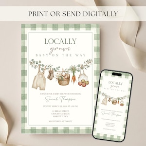 Op de afbeelding: Een uitnodigingskaart voor een babyshower en een smartphone met hetzelfde ontwerp, voorzien van een groene ruitjesrand, aquarelillustraties van baby-tuinbroek, sokjes, bloemenmand, wortels en appels, met de tekst LOCALLY grown BABY ON THE WAY.