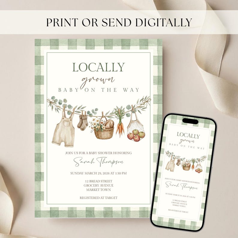 Op de afbeelding: Een uitnodigingskaart voor een babyshower en een smartphone met hetzelfde ontwerp, voorzien van een groene ruitjesrand, aquarelillustraties van baby-tuinbroek, sokjes, bloemenmand, wortels en appels, met de tekst LOCALLY grown BABY ON THE WAY.