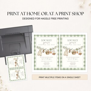 Op de afbeelding: Een zwarte printer die een vel papier uitwerpt met twee identieke babyshower-uitnodigingen. De uitnodigingen hebben een groene ruitjesrand, een illustratie van een waslijn met babykleding en groenten, en de tekst LOCALLY GROWN BABY ON THE WAY.