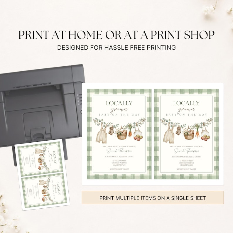 Op de afbeelding: Een zwarte printer die een vel papier uitwerpt met twee identieke babyshower-uitnodigingen. De uitnodigingen hebben een groene ruitjesrand, een illustratie van een waslijn met babykleding en groenten, en de tekst LOCALLY GROWN BABY ON THE WAY.
