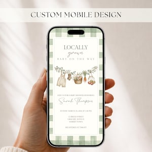 Op de afbeelding: Een smartphone met een digitale uitnodiging voor een babyshower op een lichtgroene ruitjesachtergrond. De tekst luidt LOCALLY grown BABY ON THE WAY, JOIN US FOR A BABY SHOWER HONORING Sarah Thompson, SUNDAY MARCH 29, 2026 AT 1:30 PM.