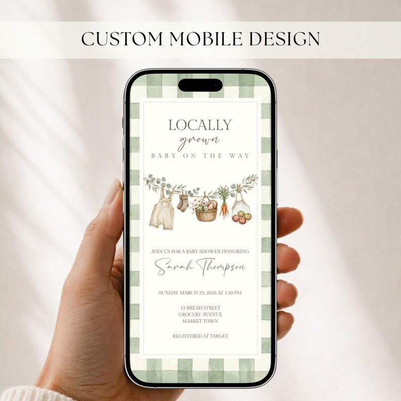 Op de afbeelding: Een smartphone met een digitale uitnodiging voor een babyshower op een lichtgroene ruitjesachtergrond. De tekst luidt LOCALLY grown BABY ON THE WAY, JOIN US FOR A BABY SHOWER HONORING Sarah Thompson, SUNDAY MARCH 29, 2026 AT 1:30 PM.