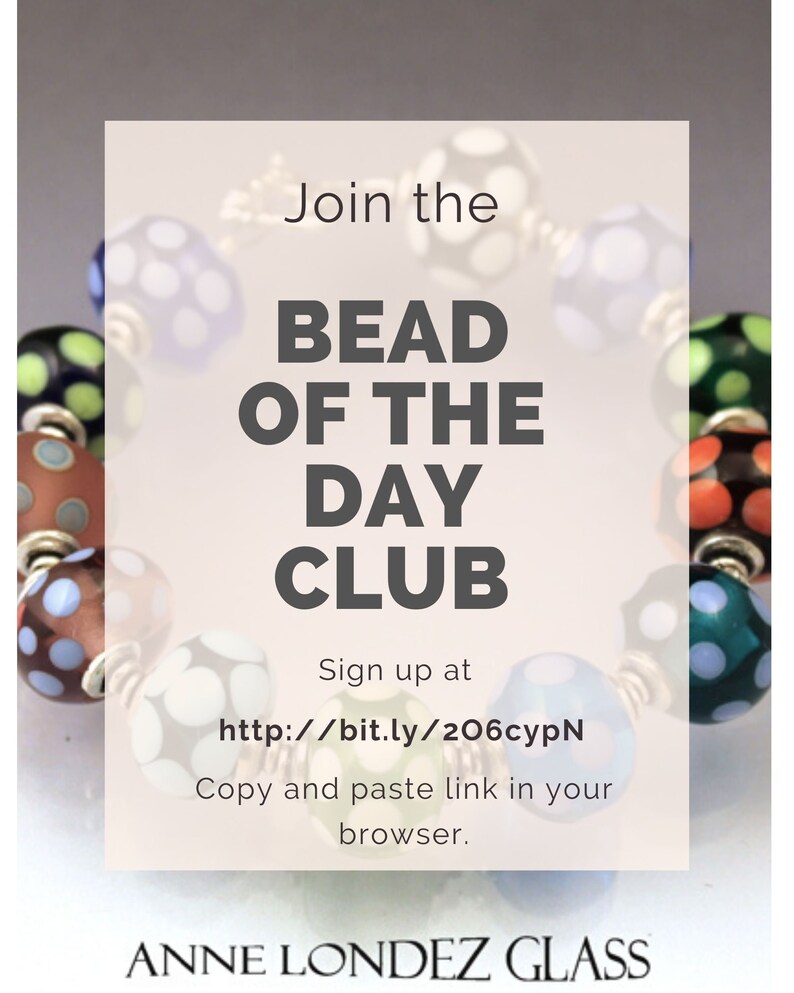 K&ouml;nnte beinhalten: Ein Armband aus bunten Glasperlen mit wei&szlig;en Punkten. Das Bild enth&auml;lt den Text "Join the BEAD OF THE DAY CLUB" und eine URL zur Anmeldung. Die Perlen sind in verschiedenen Farben, darunter Blau, Gr&uuml;n und Braun.
