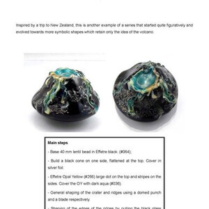 K&ouml;nnte beinhalten: Zwei Glasskulpturen mit dem Titel "Volcano (2009)" werden gezeigt, jede etwa 4 x 4 x 4 cm gro&szlig;. Die schwarzen Skulpturen haben ein kraterartiges Design mit t&uuml;rkisfarbenen und gelben Akzenten, inspiriert von Neuseeland.