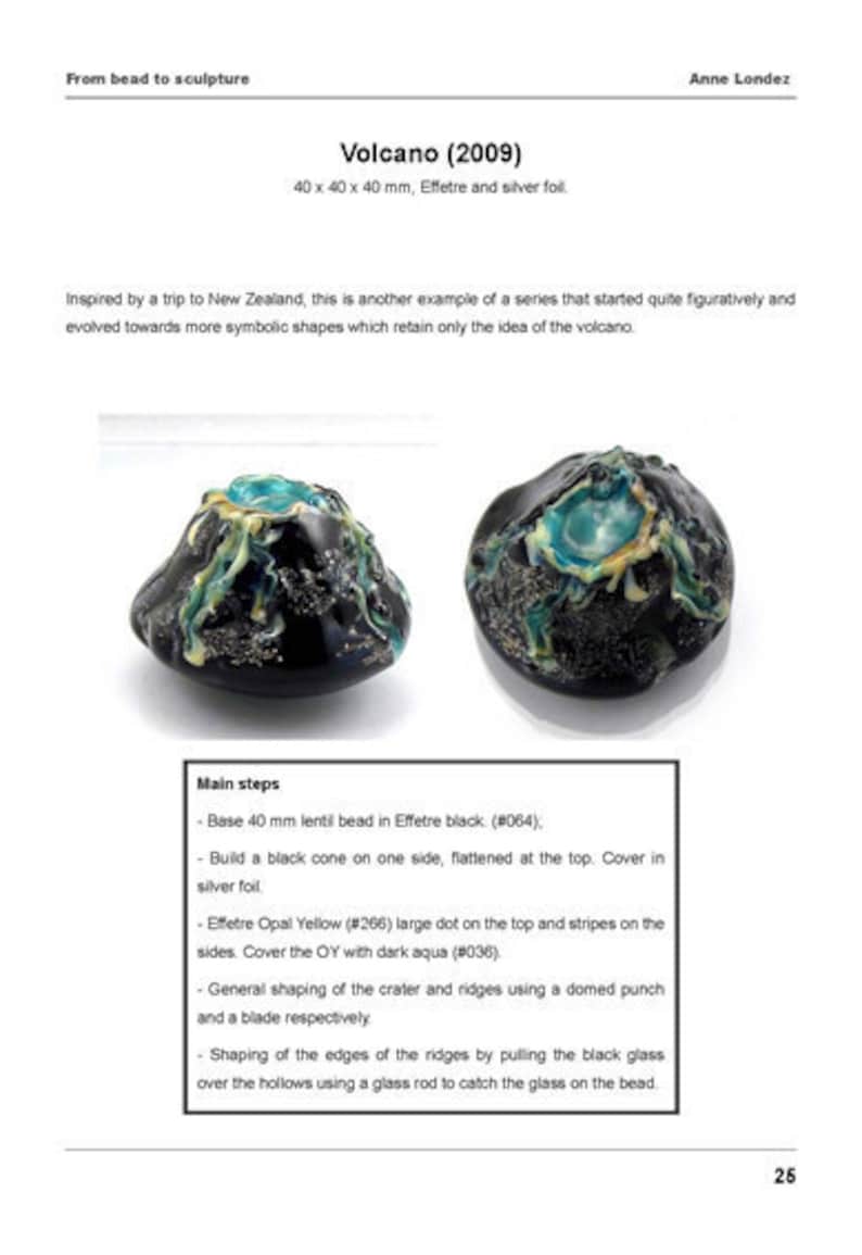 K&ouml;nnte beinhalten: Zwei Glasskulpturen mit dem Titel "Volcano (2009)" werden gezeigt, jede etwa 4 x 4 x 4 cm gro&szlig;. Die schwarzen Skulpturen haben ein kraterartiges Design mit t&uuml;rkisfarbenen und gelben Akzenten, inspiriert von Neuseeland.