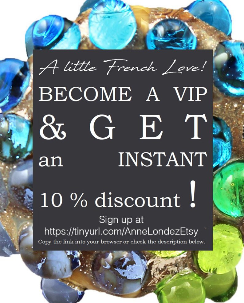 以下が含まれることがあります： 「A little French Love! Become a VIP & GET an INSTANT 10% discount! Sign up at https://tinyurl.com/AnneLondezEtsy Copy the link into your browser or check the description below.」というテキストが書かれた白黒のグラフィックです。