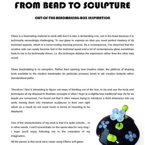K&ouml;nnte beinhalten: Buchcover von Anne Londez mit dem Titel "From Bead to Sculpture". Das Cover zeigt den Titel in fetten schwarzen Buchstaben und eine dekorative Glasskulptur mit blauen und wei&szlig;en Blumenakzenten auf schwarzem Grund.