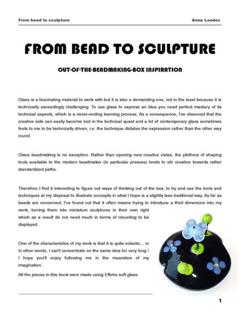 K&ouml;nnte beinhalten: Buchcover von Anne Londez mit dem Titel "From Bead to Sculpture". Das Cover zeigt den Titel in fetten schwarzen Buchstaben und eine dekorative Glasskulptur mit blauen und wei&szlig;en Blumenakzenten auf schwarzem Grund.