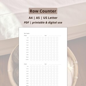 以下が含まれることがあります： 「Row Counter」の文字が上部に書かれた、白い印刷可能な段数カウンターシート。プロジェクトの追跡と目標設定のためのセクションがあり、進捗状況をマークするための円があります。A4、A5、US Letterサイズで利用できます。