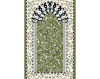 Puede incluir: Una alfombra de oración rectangular con un campo verde y patrones florales. La alfombra presenta un diseño de arco decorativo en blanco y negro en la parte superior, con un borde crema adornado con motivos florales. Flecos blancos en el borde inferior.