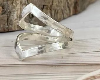 Anillo geométrico en forma de V de plata de ley 925, joyería minimalista hecha a mano.