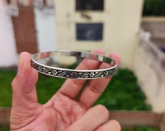 酸化加工を施した925シルバーのバングル、手作りの花柄彫刻 