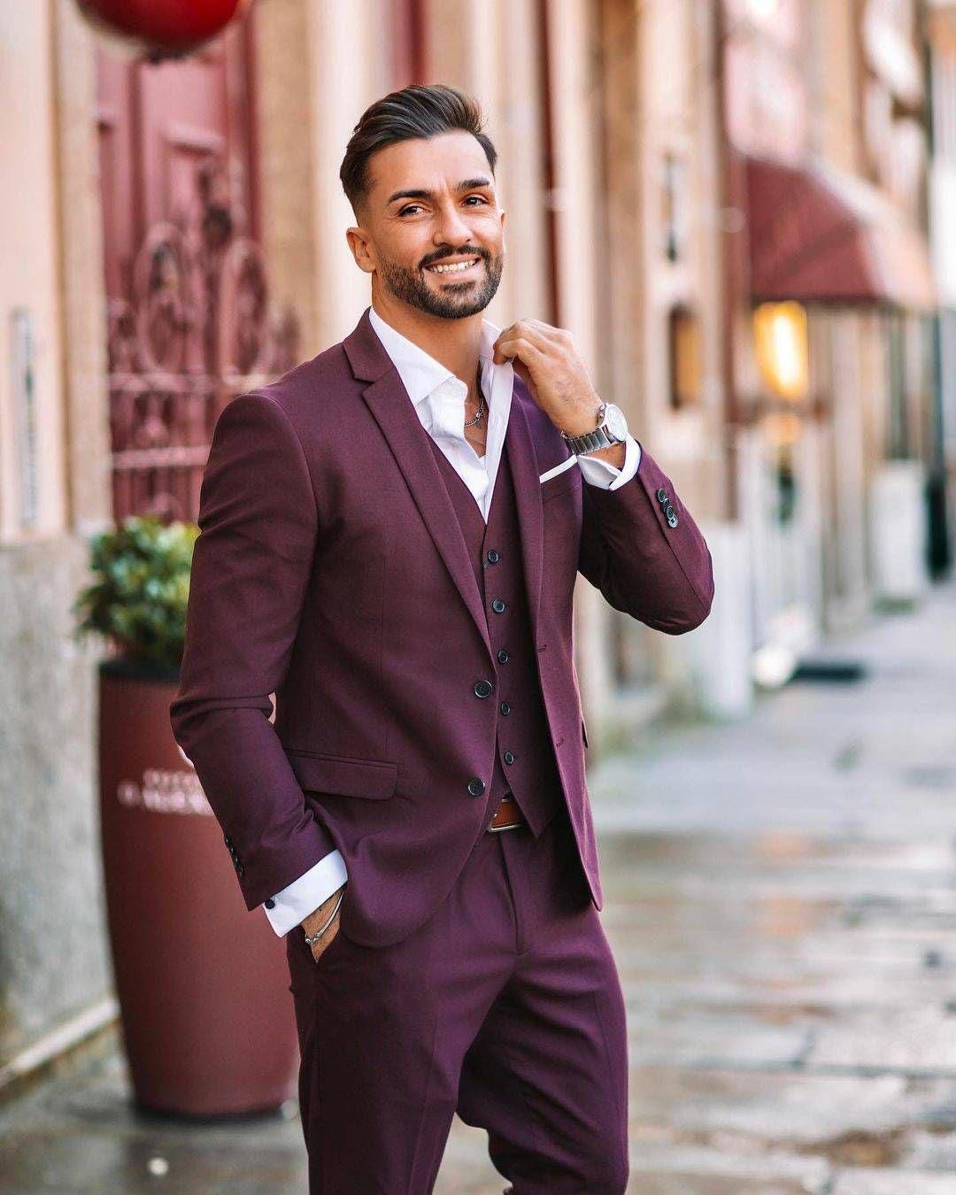 バーガンディのスーツ3点セット 男性用のバーガンディ色のスーツ。結婚式、プロム、新郎の衣装、新郎の